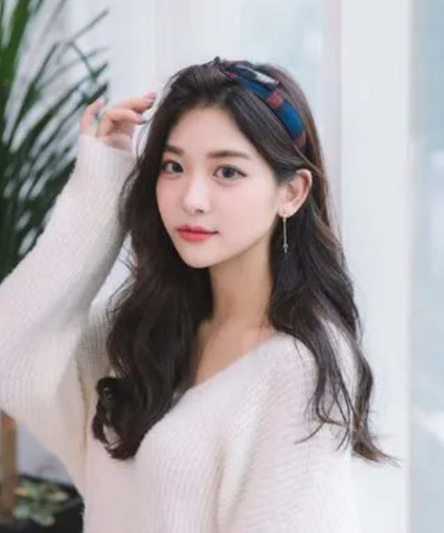 昨天，我去前妻家看孩子。前妻是个丰满迷人的女人，她丈夫不在家，于是我们俩冲动发生