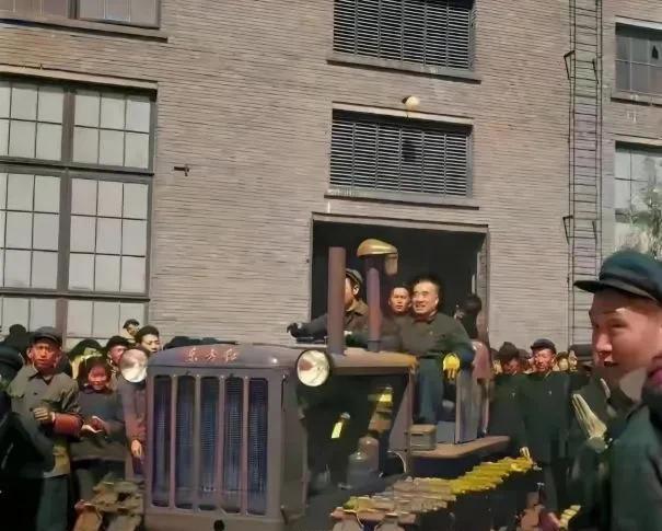 这张珍贵老照片拍摄于1961年，朱老总来到河南视察，他在洛阳街头开着国产“东方红