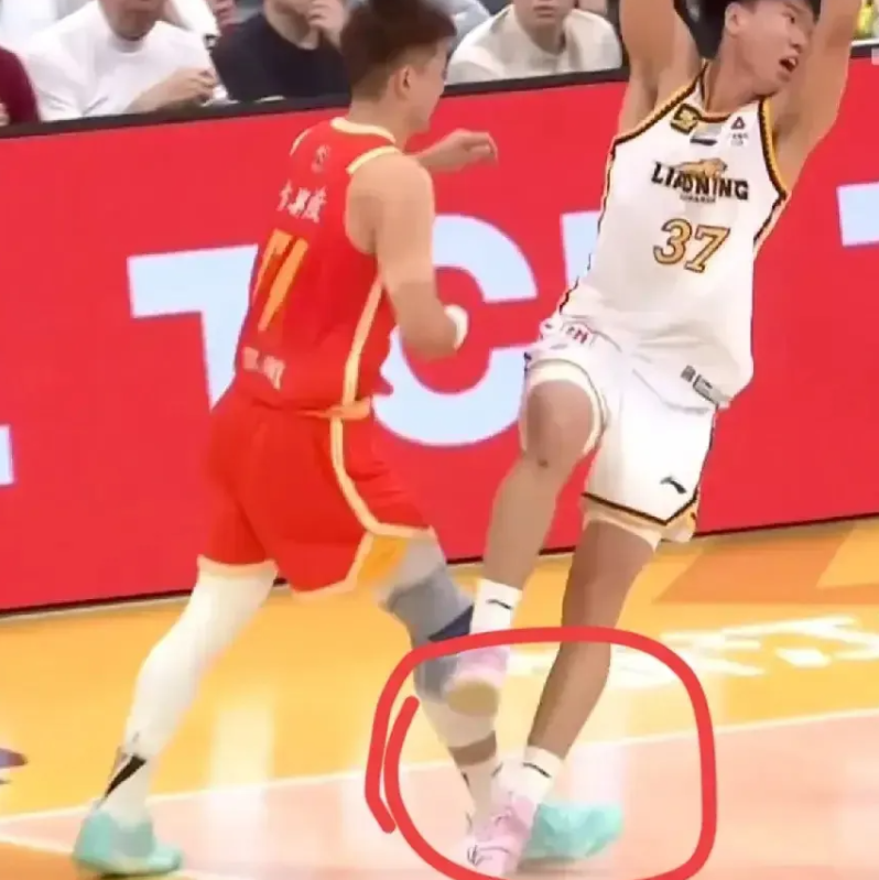 孙铭徽和李虎翼纠缠在一起，这个球谁的错？从慢镜头看，孙铭徽对着李虎翼有一个肘击的