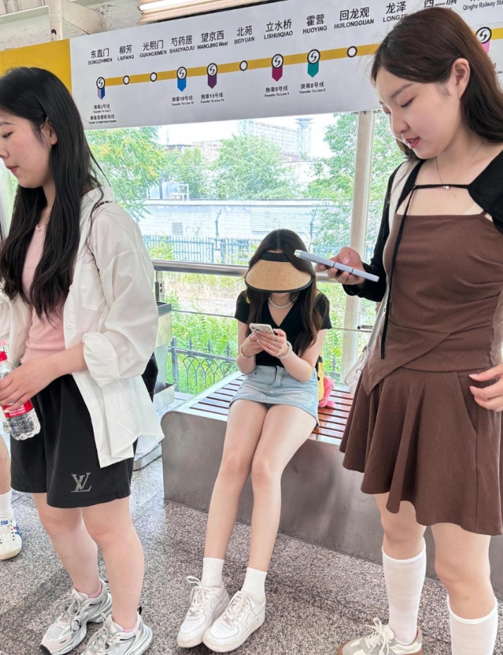 这腿是真白真好看！哈哈哈哈 [大笑][大笑][大笑][大笑][大笑]