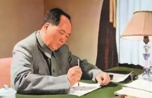 康泽特赦读毛文，激动昏倒，誓要后半生赎罪