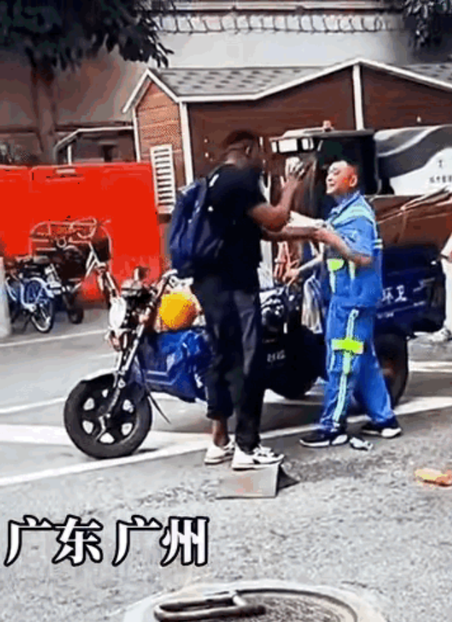 广州的黑人咋这么猖狂？

广东广州，一环卫工人正在街道清理垃圾，因为垃圾车太满了
