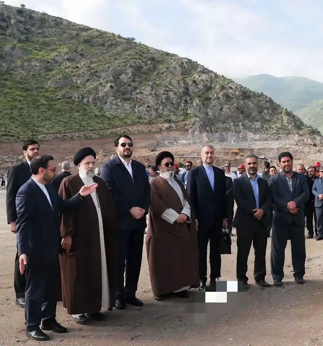 这是伊朗总统、外交部长及其随行人员在离开阿塞拜疆边境前的最后一张照片。这也许可能