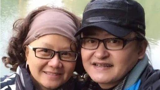 刘欢携妻子同框，穿黑色T恤+黑色外套，越来越时髦