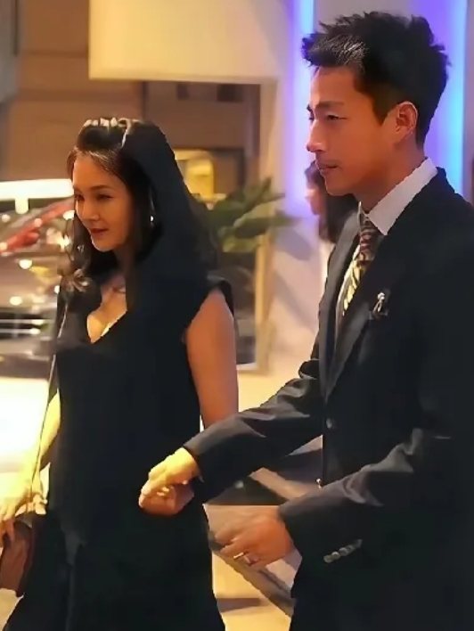 据说这是汪小菲和徐女士的第一次见面
一个是豪门未婚公子哥
一个是握紧拳头的猎人