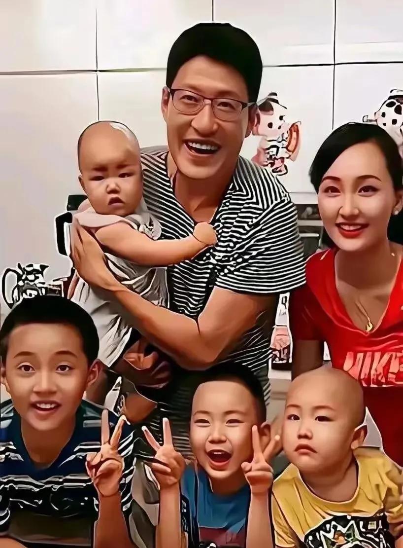 演员于震多子多福，这四个大儿子可怎么养啊？幸亏于震拍戏多有钱，一家人快乐融融，看