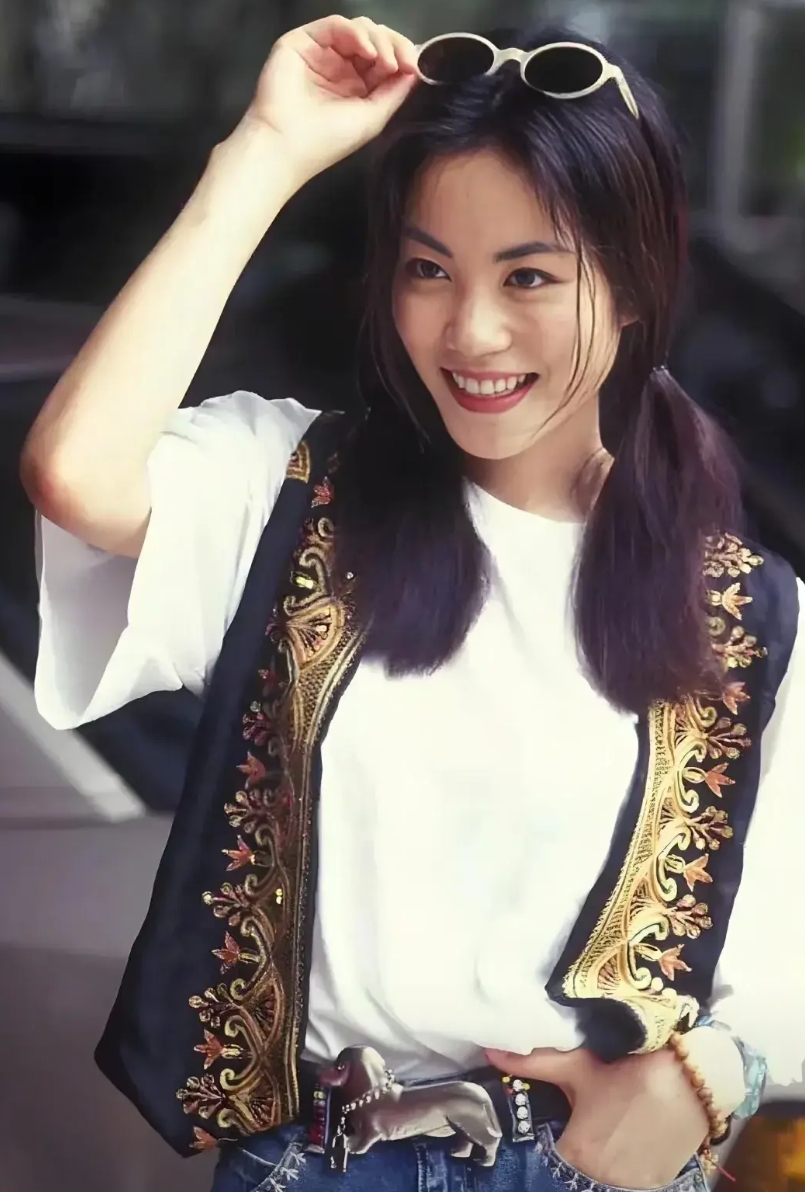 王菲的5段感情：
第一段：黑豹乐队键盘手栾树。
1991年，王菲22岁，栾树22