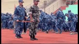 军训前还是会走路的