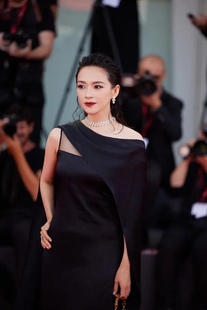 章子怡亮相威尼斯电影节闭幕红毯