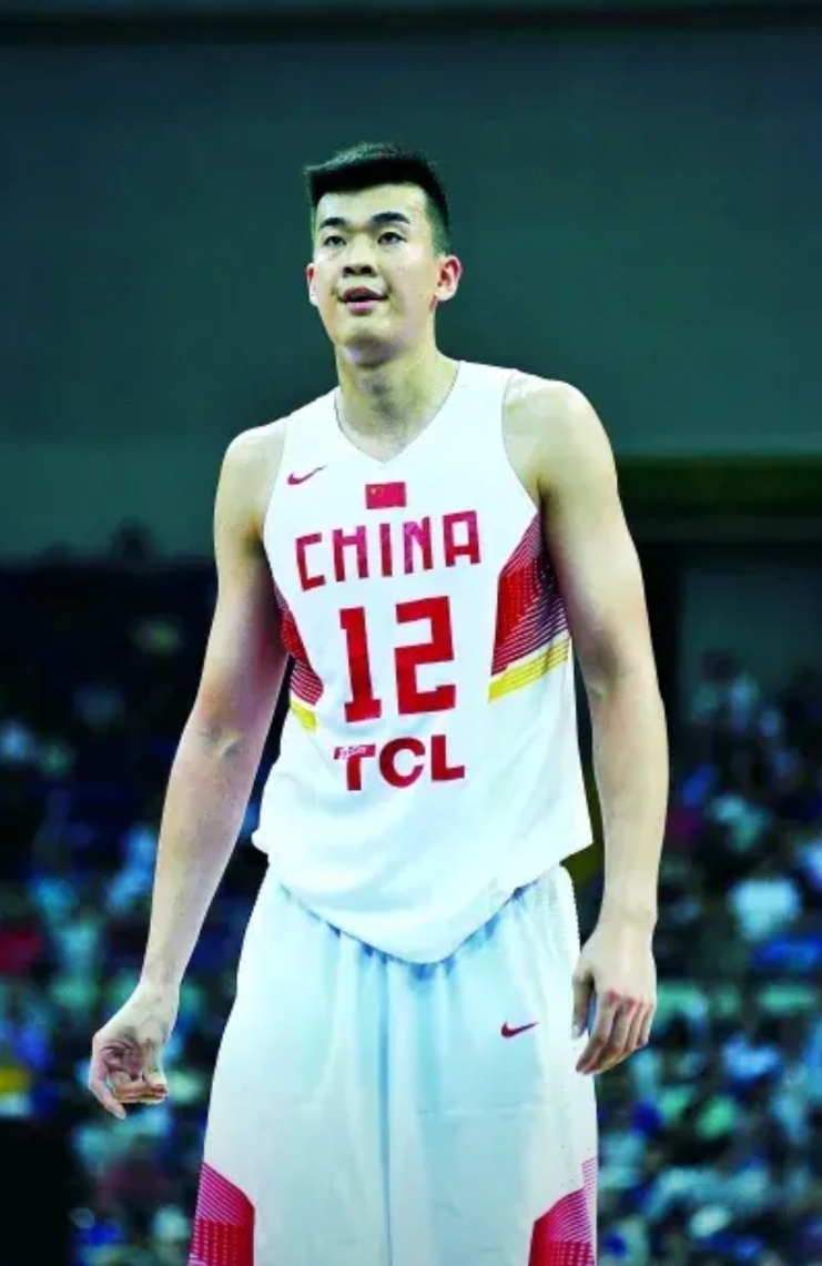 这名球员让人有点失望，身高220cm，出生在篮球世家，而他自己也是年少出名，球迷