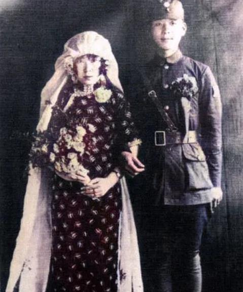 1942年，胡琏看着妻子带孩子的模样，心中心疼不已，便萌生了一种纳妾的念头，谁知