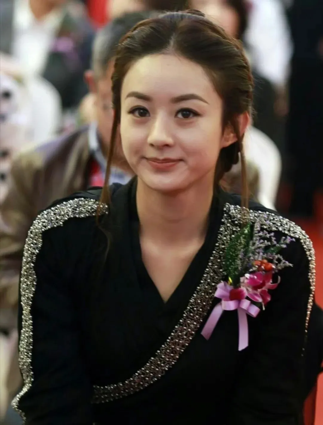 赵丽颖离开美颜滤镜就是普女!
她本身并不算美女，只算可爱，圆脸也是医美填充的，医