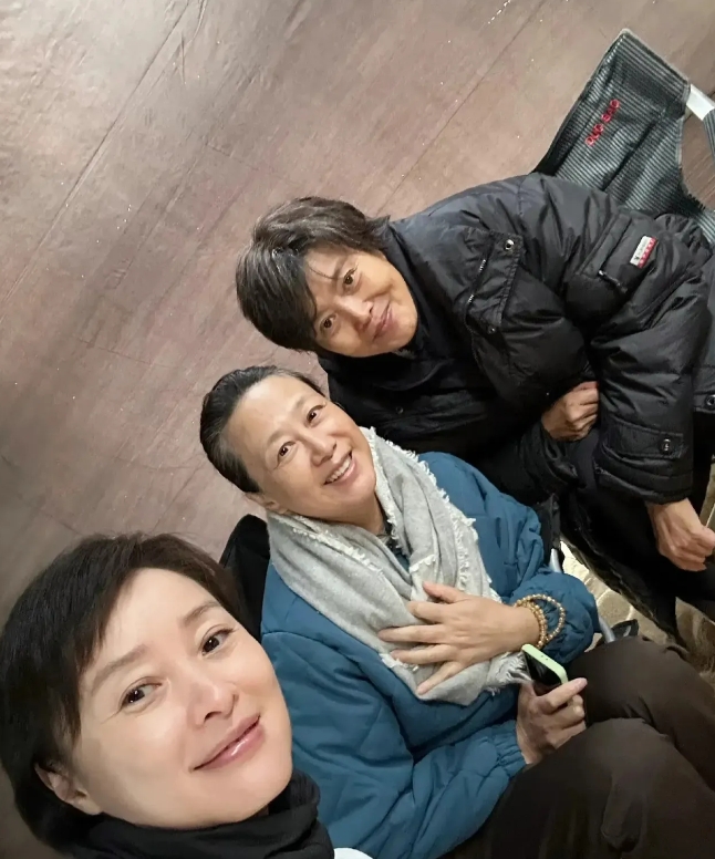 吴越、丁嘉丽、吴玉芳私下去海边游玩照，丁嘉丽怎么越老越时髦，剪了短发看起来年轻不