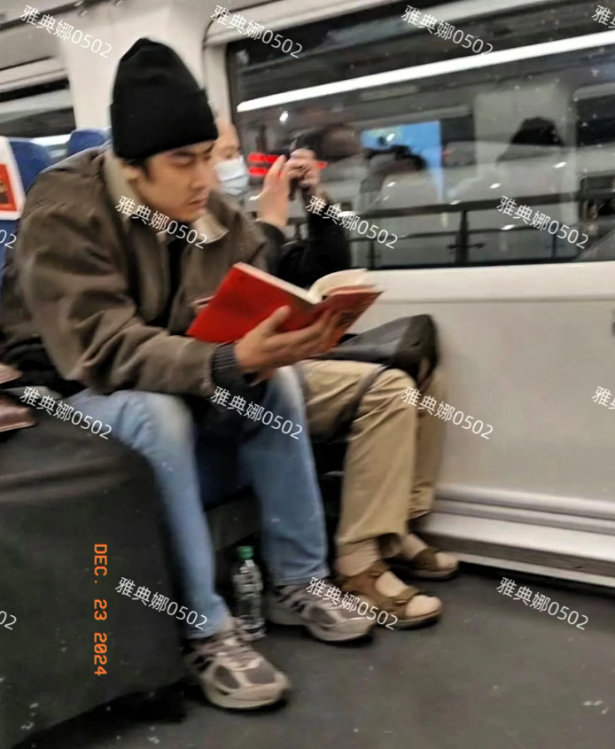 高铁上假装看书的纪凌尘真是太好笑了!
这哥为了立好学上进的人设也是拼了，装模作样