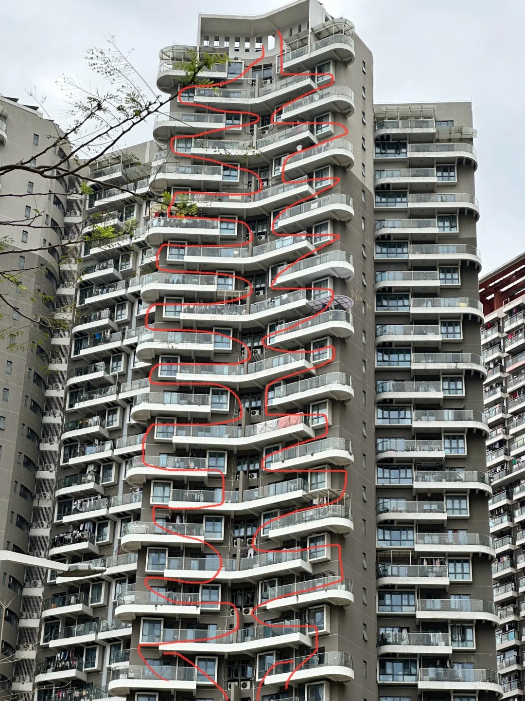 作为北方人看不懂的阳台设计
有没有看出来南方的阳台设计有点特别。感觉从楼顶可以一