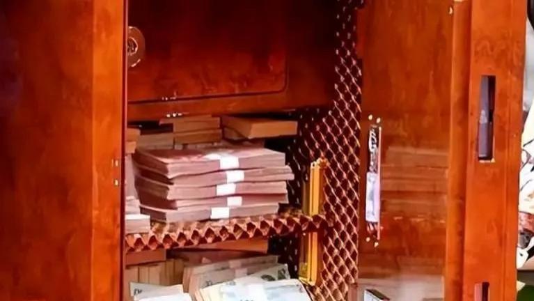 东莞一妇女从不上班，家中却有上千万现金，民警顺藤摸瓜，竟查出大案