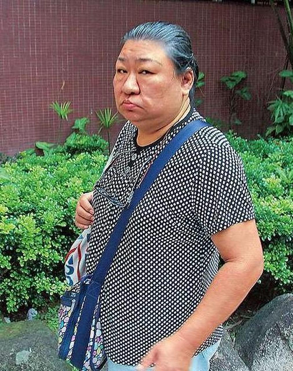 2000年，60岁的亲大姐向刘德华借1000万元还债，没想到身价78亿的刘德华一