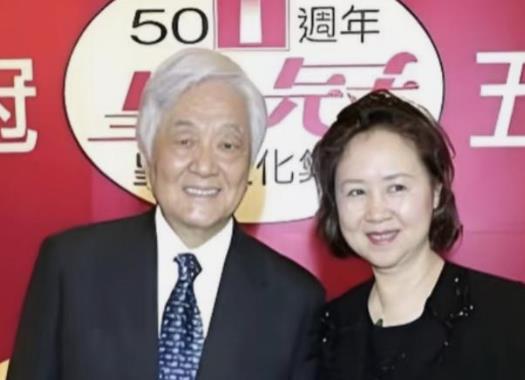 琼瑶把很多自己的经历和故事，都写进了小说里，最惨的人就是她的前夫庆筠。
 
琼瑶