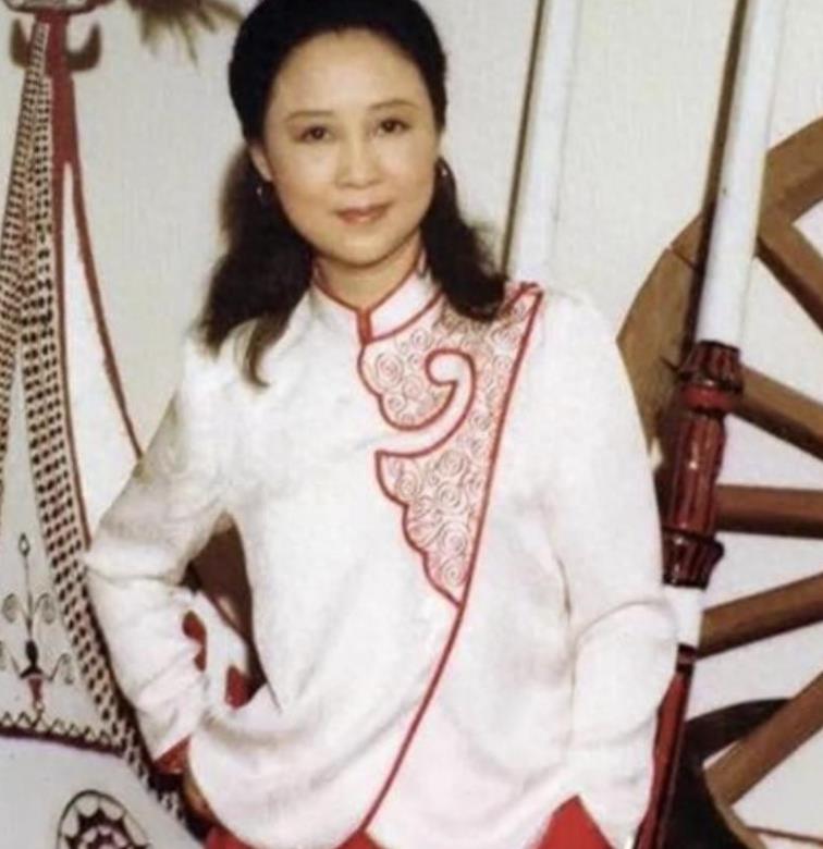 琼瑶从写遗书当中，说过我爱我的囯家，这句话，份量很重，临自杀，还想着我们的中国，