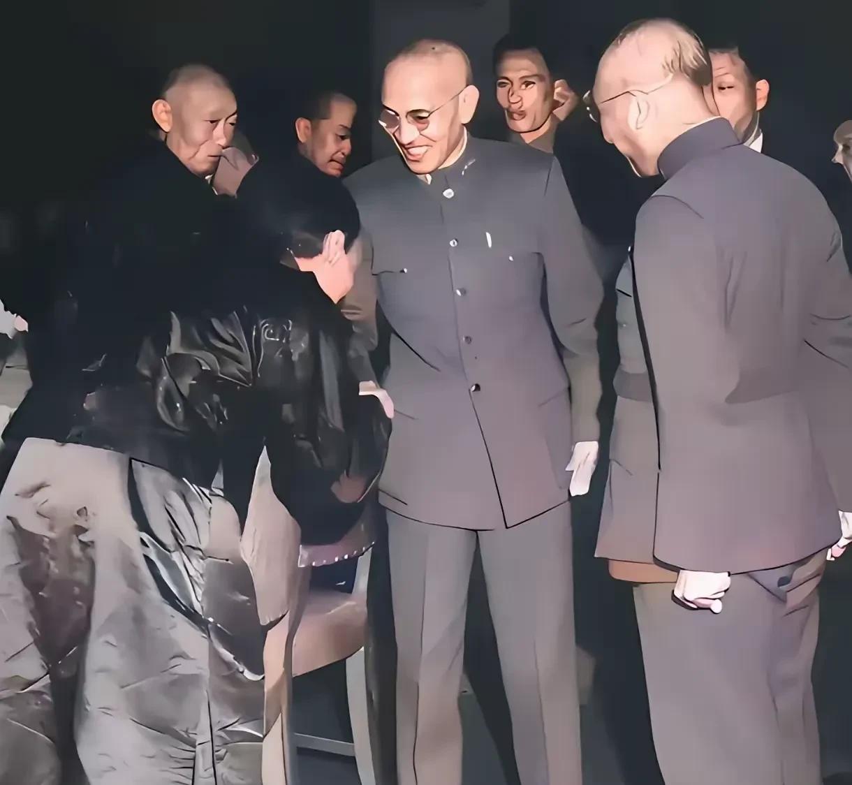 不得不说，杜月笙的人生“三碗面”还是玩的很明白的！曾经他和老蒋都是黄金荣的门生，