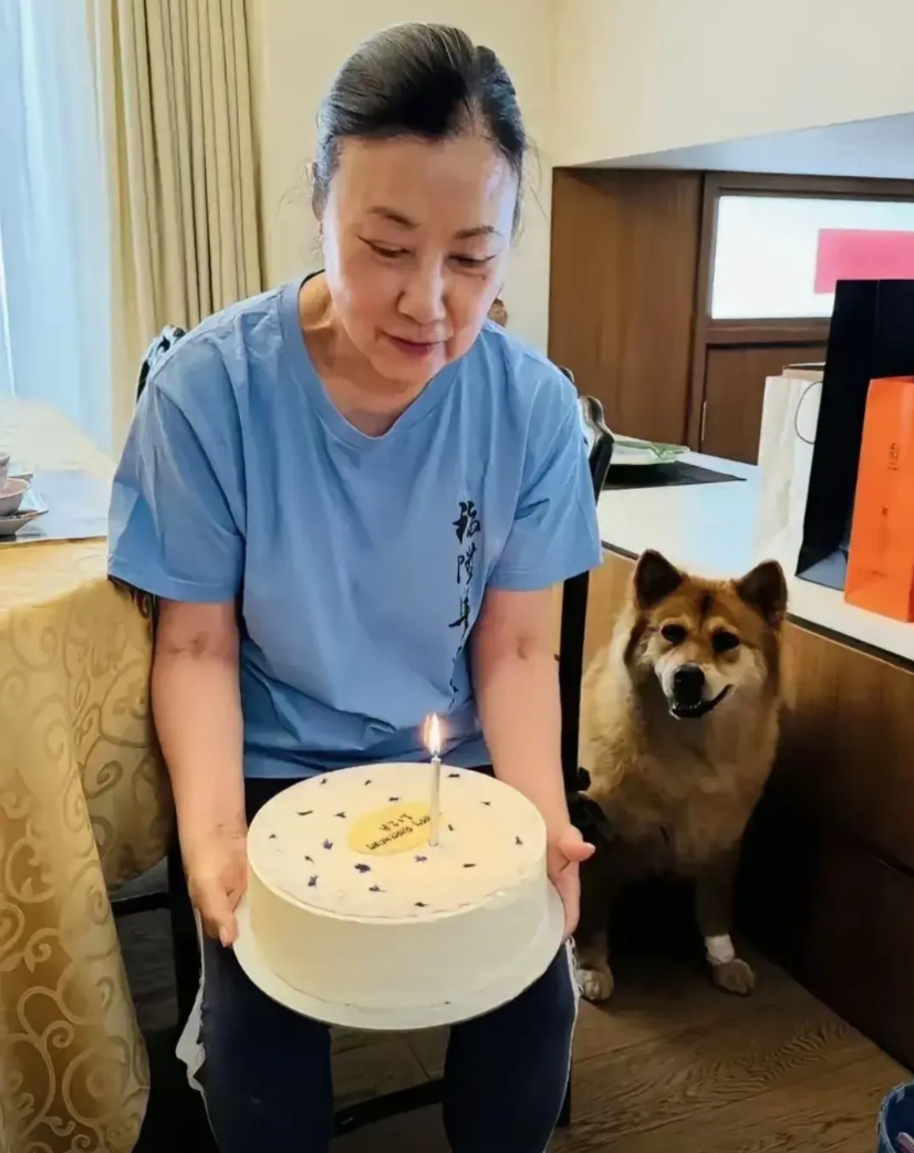 如果年轻时不生孩子，老了会不会很凄惨？看看港星汪明荃就知道了。

图片是汪明荃7