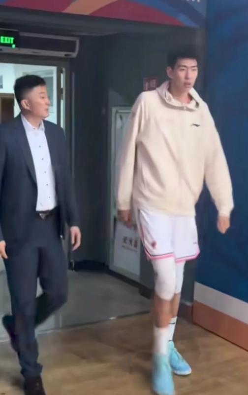 杜锋的确是一位非常讲究细节的主帅！

对福建队的比赛，中场休息时间将要结束，杜指