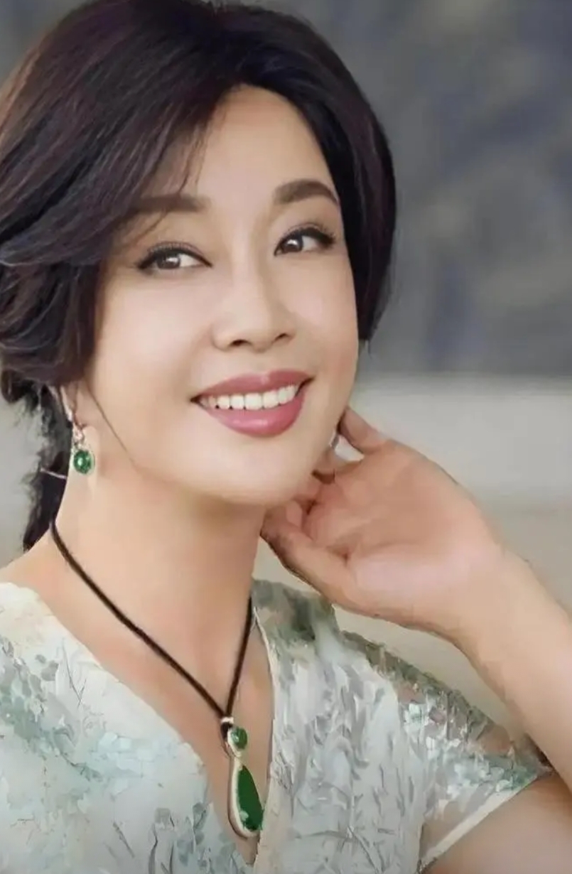 当年刘晓庆偷税入狱，刚出狱身上没钱，还有一屁股债，吃饭钱都成问题。一朋友借给她2