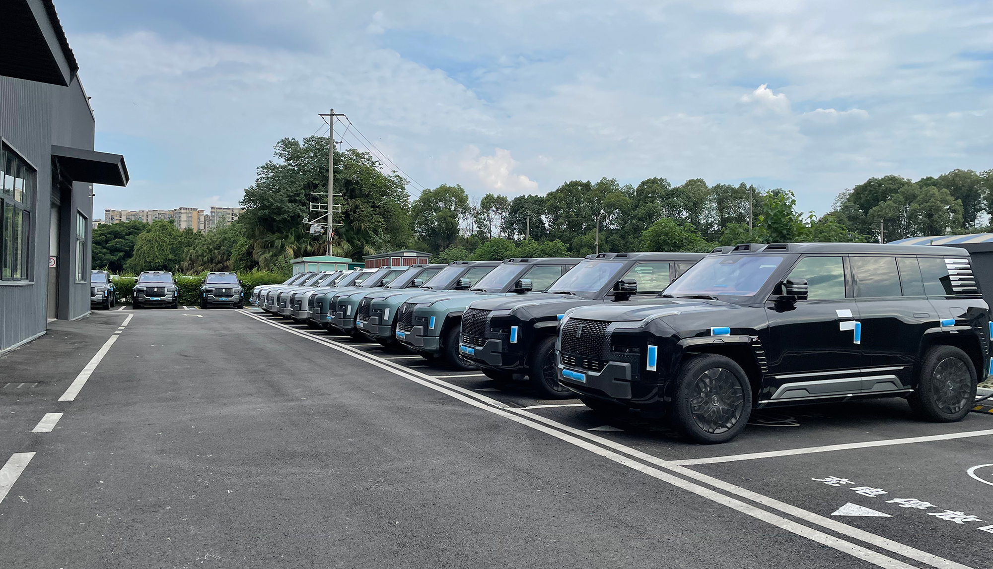 老板们，你们的仰望U8已经整齐划一的等到您的检阅，看看哪台是你的，快来领走。
