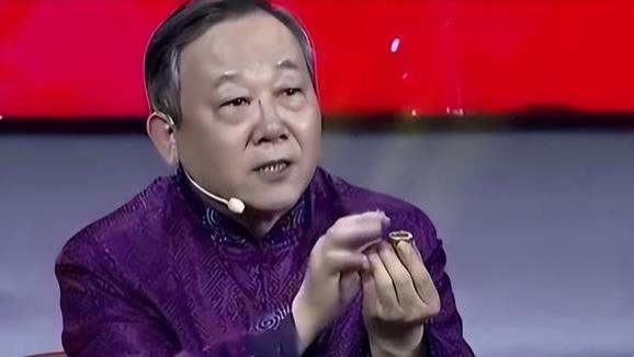 山东男子拿扳指去鉴宝，专家看后眉头一皱：价值两亿你也敢戴？