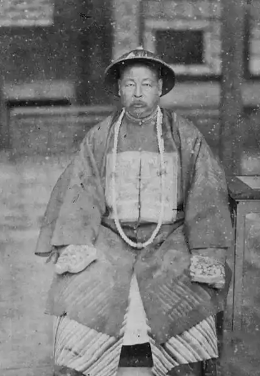 1881年，李嘉诚的奶奶章怡十七岁，嫁给左宗棠为妾。在洞房花烛夜，章怡擦掉眼角的