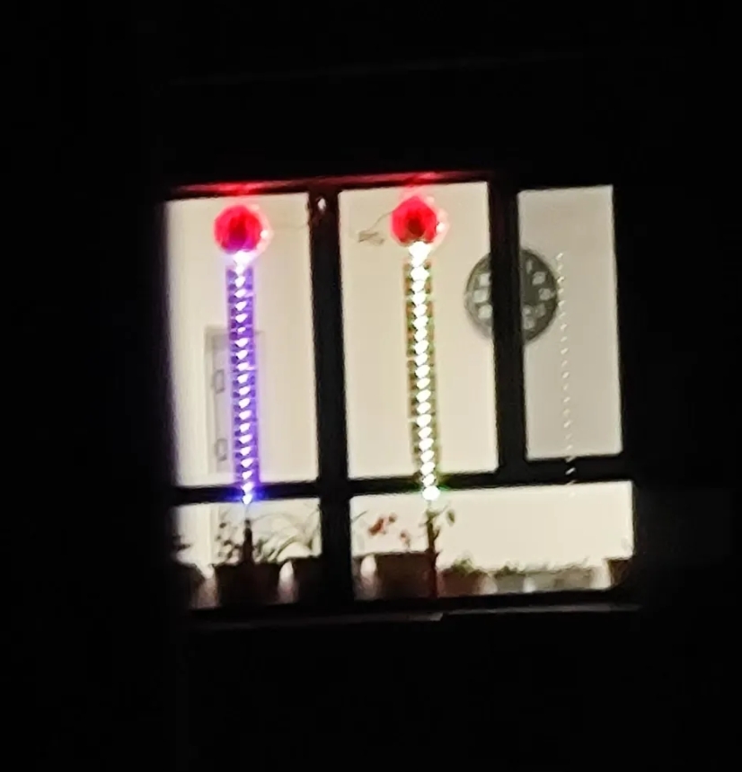 夜深沉，无意间一瞥，后楼邻居家的窗户成了黑夜中的独特风景。两盏红灯如炯炯双眼，下