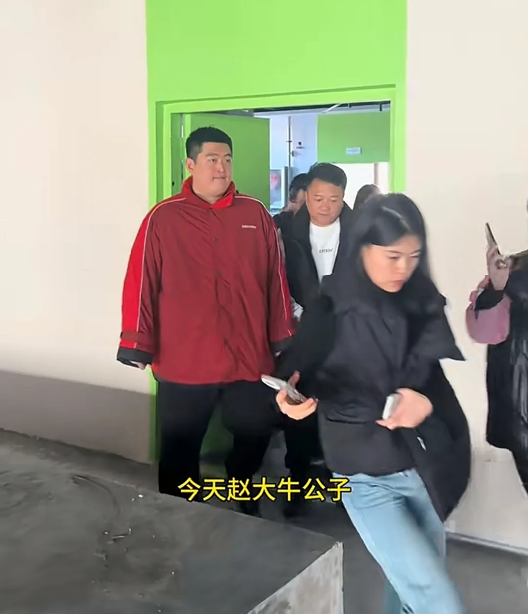 土到极致就是潮，大牛把巴黎世家穿出校服感