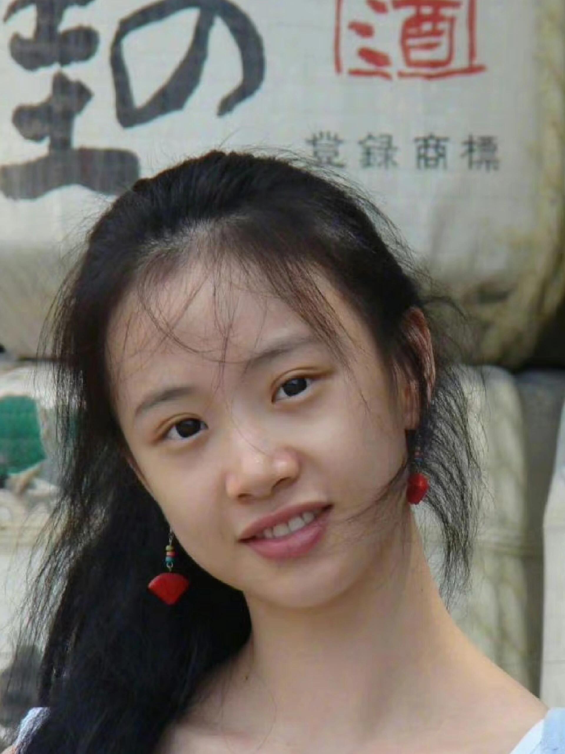 李梦是国内首位走上戛纳红毯的90后女演员