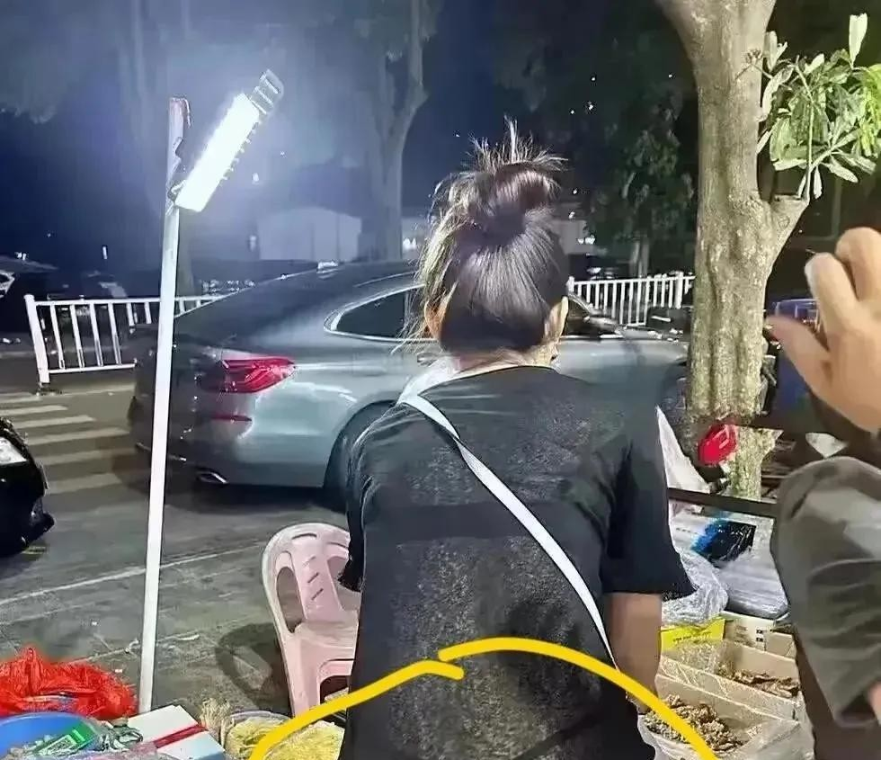 就为了生意！这位路边摊老板娘的穿着让人目瞪口呆！

路边摊老板娘的