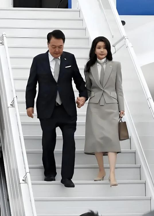 尹锡悦害怕极了！
从今天下午15点30分开始，尹锡悦失去了所有逃跑的机会，因为今