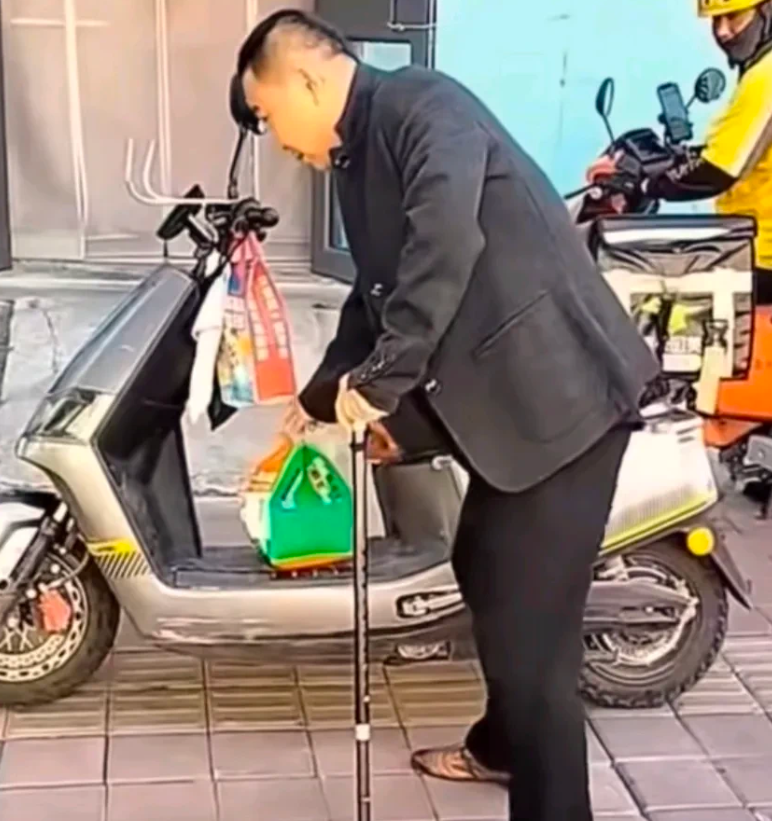 中年男子拄着拐杖偷外卖，被外卖员发现后，恼羞成怒把外卖扔地下，用脚反复踩踏，直至
