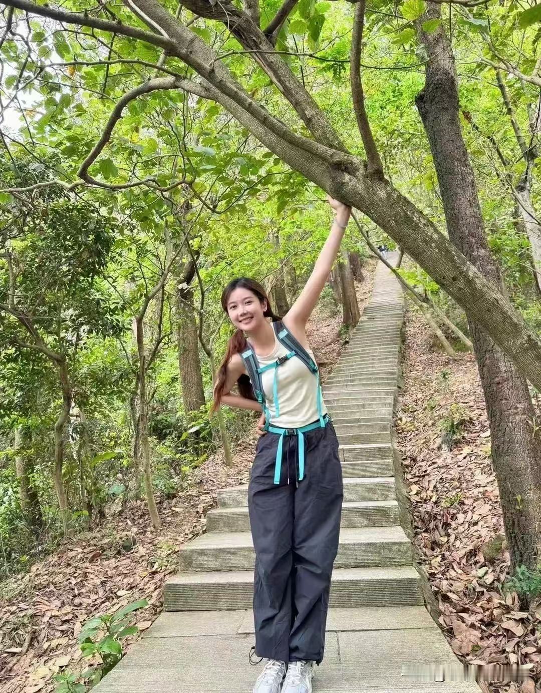 和学妹爬山就是开心哈哈哈哈