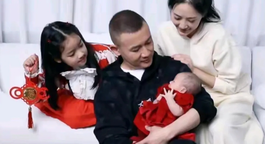 一家四口颜值堪称完美，你还记得帅哥在，延禧攻略，中演的什么叫做吗？