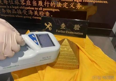 行走的“核武器”！近日，昆明长水机场海关，一女子入境检查时，核辐射监测门不断发出