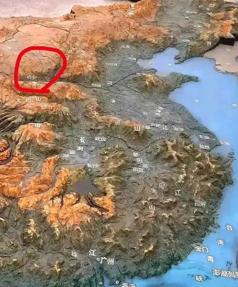 难怪自秦帝国大一统以后，一直到之后的唐王朝我国都城一直都选择在西安的。

这地形