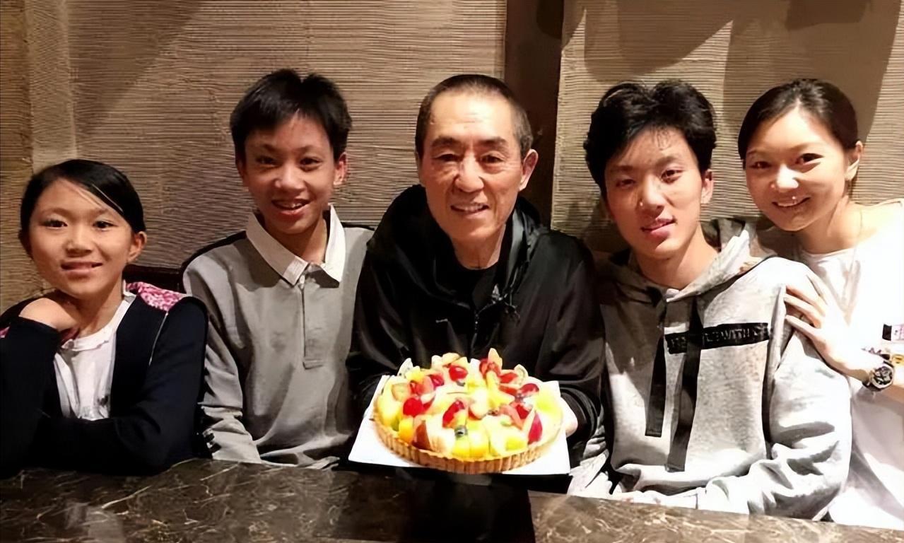 关晓彤就是一个含着金钥匙出生的人