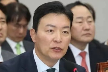韩国警方对总统警卫处次长金成勋和警卫本部长李光宇第三次申请逮捕令！
警察厅12·