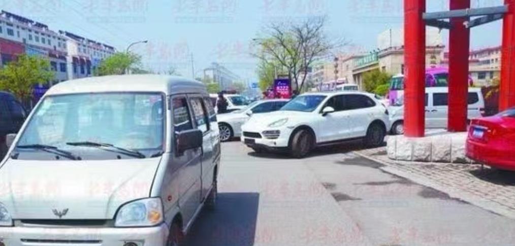 辽宁大连，男子开着面包车出小区时，遭到了门卫的阻拦，门卫要求男子支付过夜停车费1