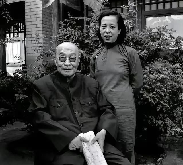 1923年，张宗昌小妾生病，请来名医施今墨。施今墨刚要写药方，却突然停下。张宗昌
