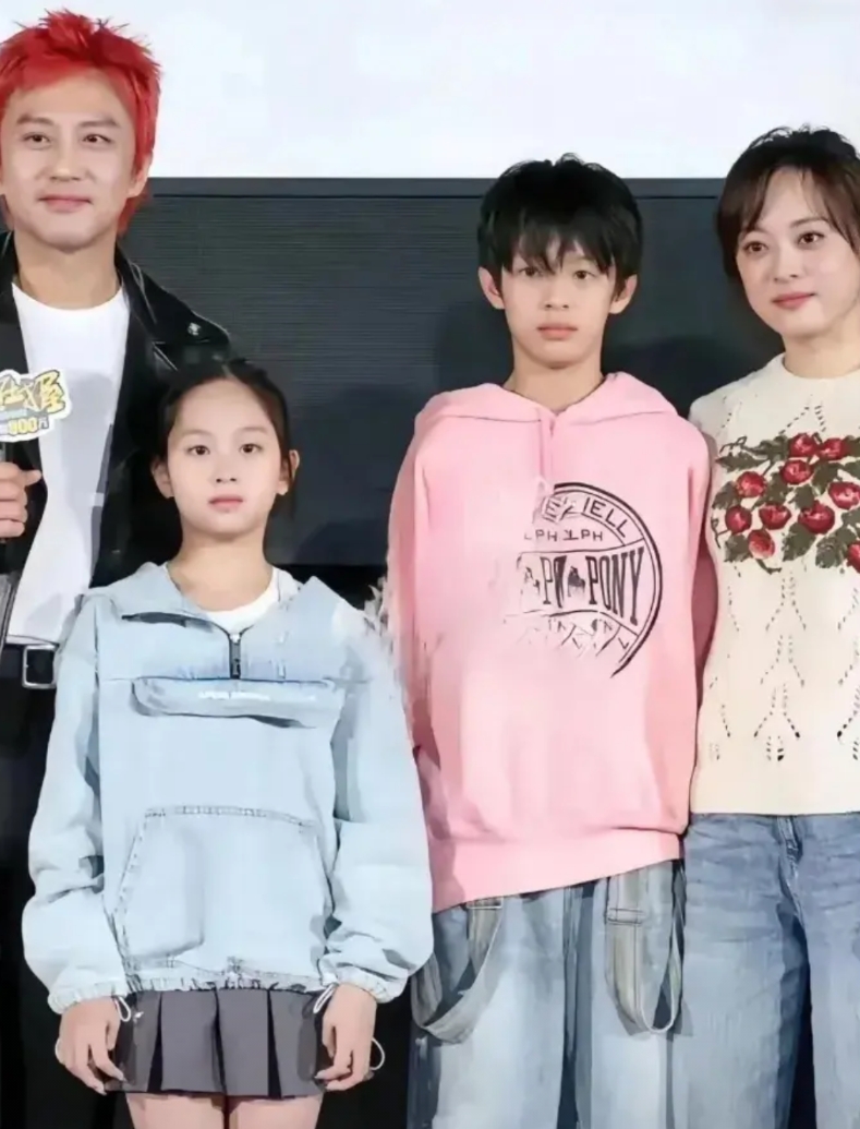 孙俪两个孩子就读学校

哥哥，邓涵之，小名等等，14岁，眼神与母亲神似，阳光帅气