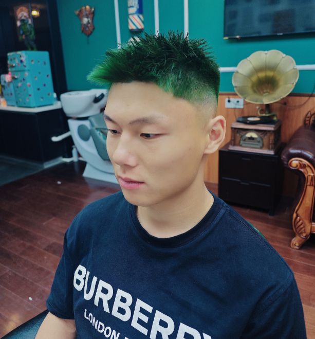 方昊把头发染成这个颜色，确实挺拼的。想起了一句玩笑话，“要想生活过得去……”