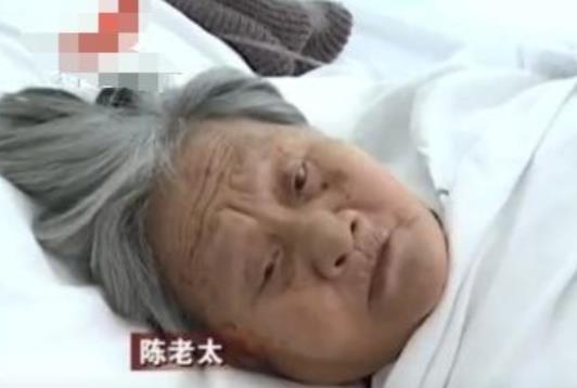 “扶不扶？”2021年，广东深圳一75岁的老人摔倒在地没人敢扶，急的她大喊：“我