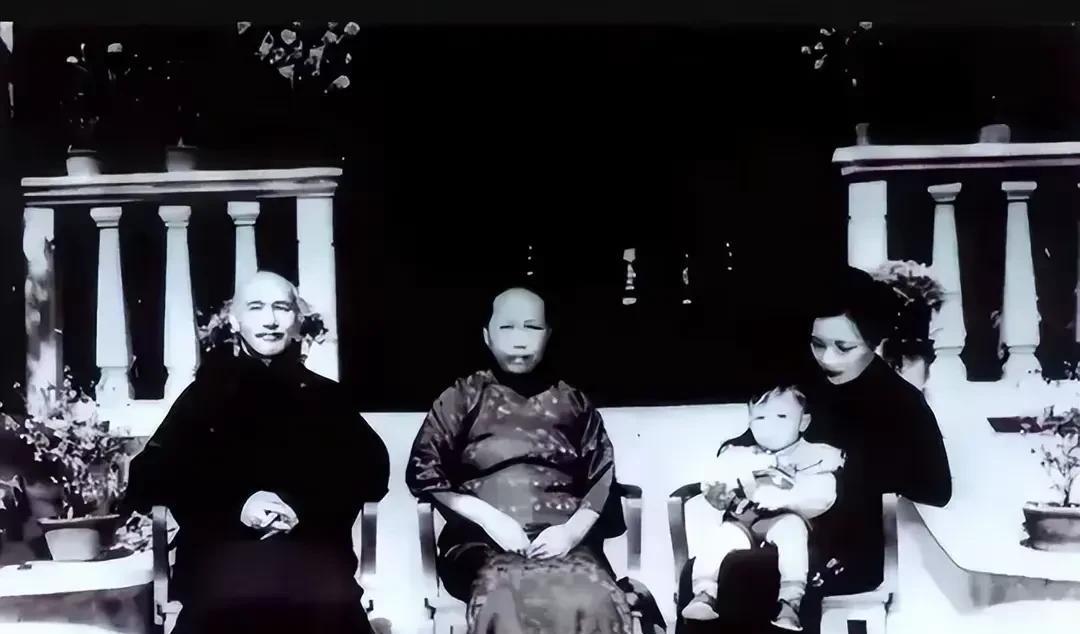 这是一张非常有意思的老照片，拍摄于1937年，地点是浙江奉化溪口的校长老家。
端