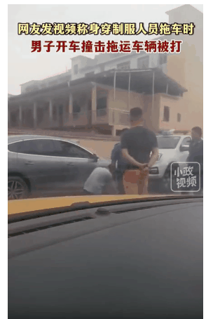 湖北咸宁，一男子在停车场开车冲撞执法车辆后，被执法车驾驶员扇了一巴掌，男子顺势倒