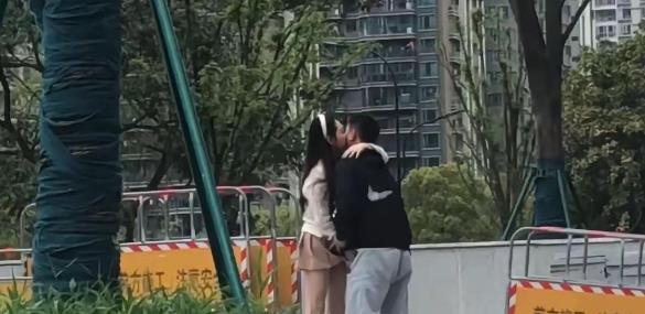 我的乖乖，光天化日当陌生人是空气吗？真想按三声喇叭提示一下，女主角也太疯狂